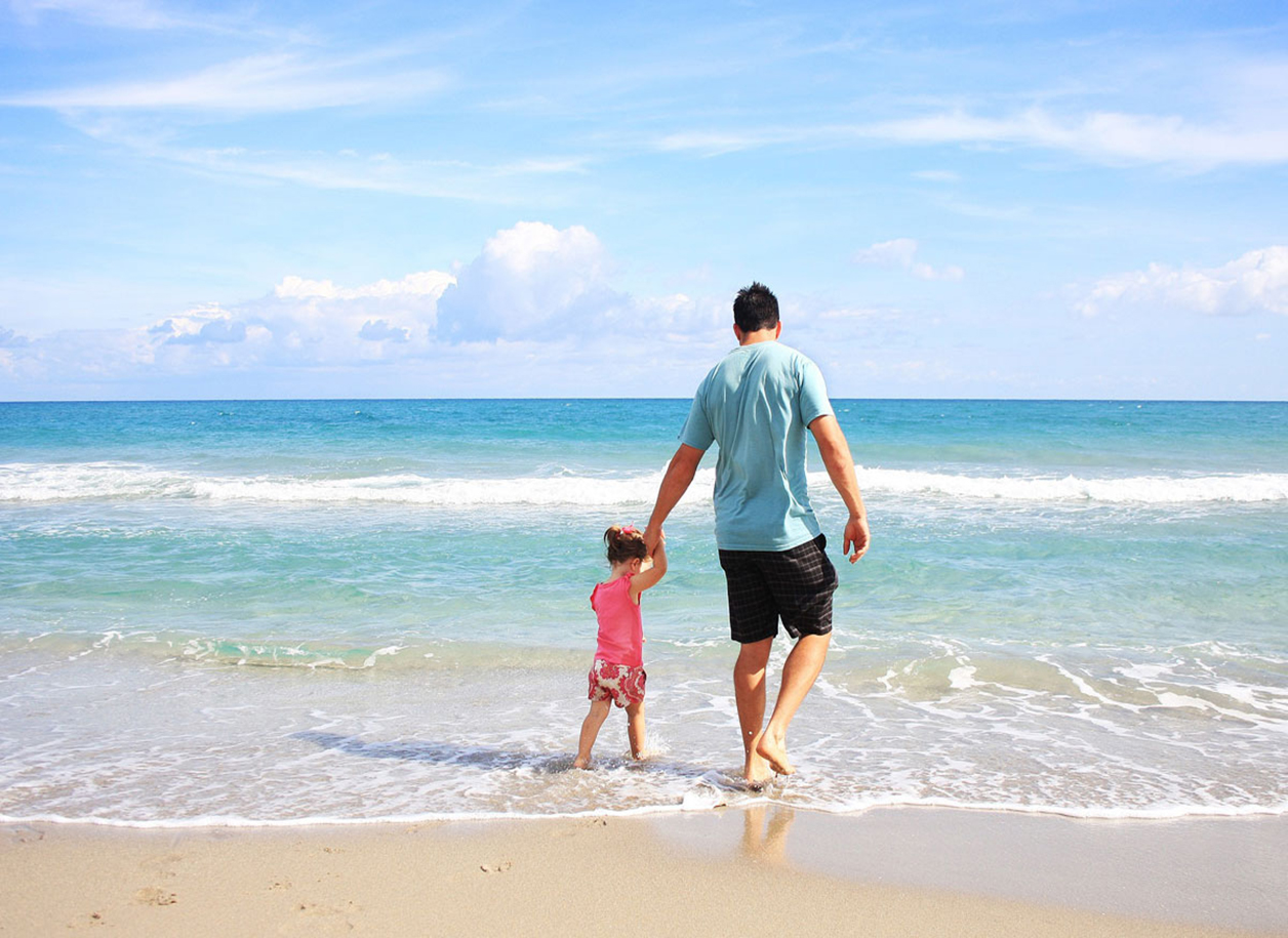Babys erste Reise: Checkliste für einen sorgenfreien Urlaub mit Kleinkind