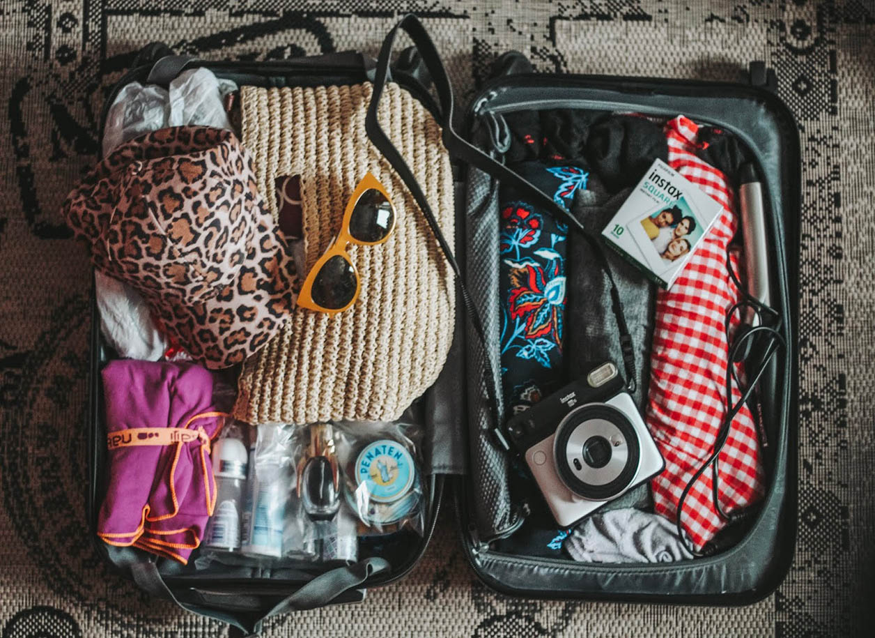 Handgepäck richtig packen: Diese Essentials solltest du immer dabeihaben